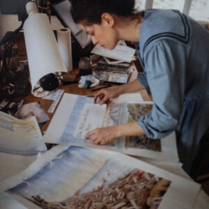 Mona Zimen beim Illustrieren und der Covergestaltung für das Inuitbuch "Die Welt am Ende der Welt", Bertelsmann
