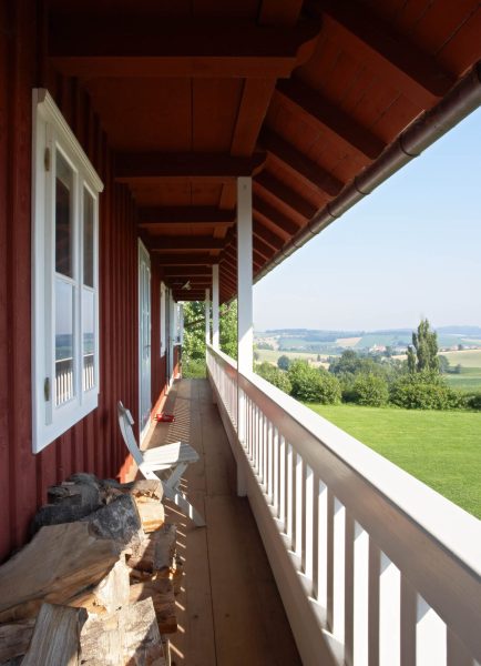 Haarbach bei Rosenheim, DEU, 16.07.2005: Reportage Hof Grillend. Schwedenhuser in Bayern erbaut von einem Wolfsforscher. Kinder bauen ein Hhnerhaus an einem Erlebniswochenende. | Haarbach bei Rosenheim, DEU, 16.07.2005: Reportage Hof Grillend. Swedish houses in Bavaria built by a wolf researcher. Kids constructing a chicken house during a experience weekend. | [ © (c) Heiner Orth Tel. +49-172-4118750, TEl. +49-4176-418, E-Mail: studio@heiner-orth.de , Konto: Dresdner Bank BLZ 20080000 Kto.-Nr. 428203600, Swift: DRESDEFF200, Eban: DE4020080000428203600 ]